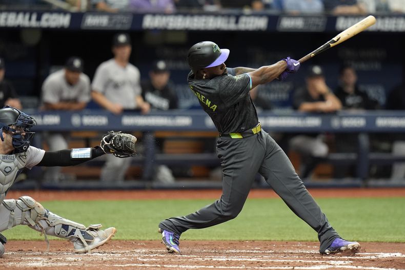 El mexicano Randy Arozarena, de los Rays de Tampa Bay, pega un jonrón de tres carreras ante los Yankees de Nueva York, el sábado 11 de mayo de 2024 (AP Foto/Chris OMeara)
