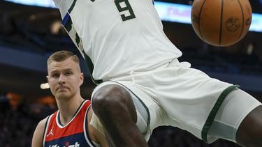 Sin sus estrellas, Bucks superan a Wizards