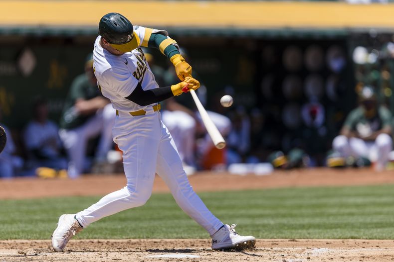 Brent Rooker, de los Atléticos de Oakland, pega un sencillo en el duelo del sábado 6 de julio de 2024, ante los Orioles de Baltimore (AP Foto/John Hefti)