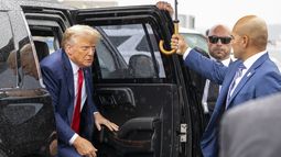 El expresidente Donald Trump baja de su vehículo para abordar su avión en el Aeropuerto Nacional Ronald Reagan de Washington luego de comparecer ante un tribunal que lo juzga por conspiración para revertir la elección de 2020, 3 de agosto de 2020. A su derecha, su valet Walt Nauta. (AP Foto/Alex Brandon)