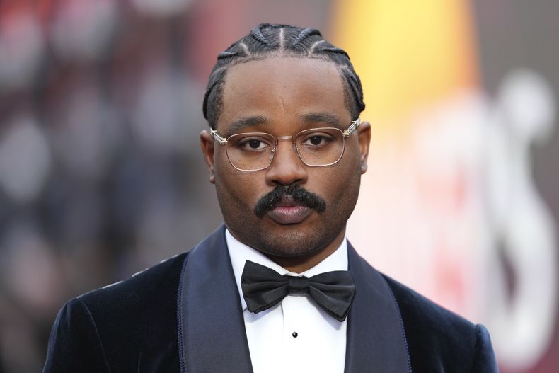 El director Ryan Coogler posa para los fotógrafos a su llegada al estreno de la película Sinners el lunes 14 de abril de 2025 en Londres. (Foto Scott A Garfitt/Invision/AP)