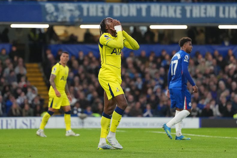 Destiny Udogie, del Tottenham, reacciona durante un partido de fútbol de la Liga Premier contra el Chelsea en Londres, el martes 19 de mayo de 2026. (Foto AP/Kirsty Wigglesworth)