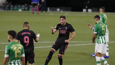El Madrid se persigna a sus volantes y defensas por el gol