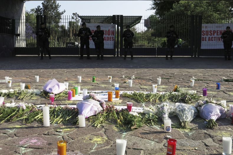 Flores en la entrada del Parque Bicentenario en la Ciudad de México el domingo 6 de abril de 2025, después de que el festival AXE Ceremonia fuera suspendido por el colapso de una estructura que mató a dos fotógrafos el día antes. (Foto AP/Berenice Bautista)
