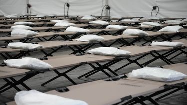 Bolsas con una almohada, toalla y sábanas sobre catres al interior de una carpa durante una gira de prensa en un albergue en la ciudad de Nueva York que albergará cerca de un millar de migrantes en el barrio Queens de Nueva York, el 15 de agosto de 2023. (AP Foto/Mary Altaffer, File)