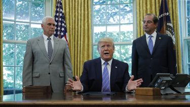 Trump firma paquete de ayuda humanitaria para migrantes