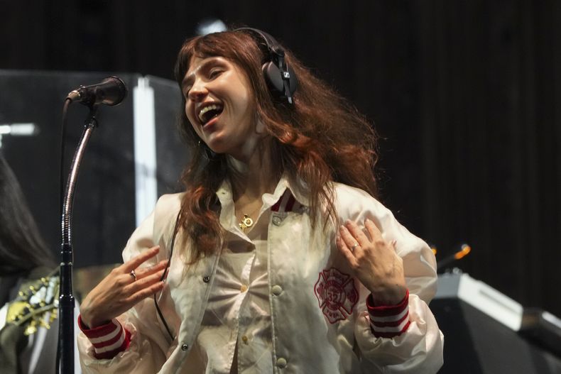 Claire Cottrill de Clairo durante su presentación en el festival Corona Capital en la Ciudad de México, el viernes 15 de noviembre de 2024. (Foto AP/Eduardo Verdugo)