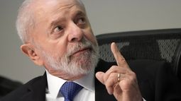 El presidente brasileño Luiz Inácio Lula da Silva se presenta en la sesión de inicio de un foro sobre la transición energética en Brasilia, Brasil, el miércoles 14 de agosto de 2024. (AP Foto/Eraldo Peres)