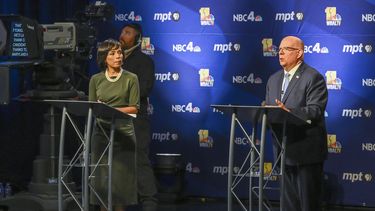 En esta foto proporcionada por la Televisión Pública de Maryland, el candidato al Senado de Estados Unidos en Maryland, el republicano Larry Hogan, habla durante un debate contra su compañera de candidatura, la demócrata Angela Alsobrooks, en la Televisión Pública de Maryland en Owings Mills, Maryland, el jueves 10 de octubre de 2024. (Michael Ciesielski Photography/Maryland Public Television via AP)