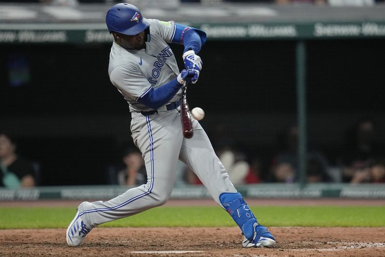 El infielder de los Azulejos de Toronto, el dominicano Orelvis Martinez batea en la octava entrada ante los Guardianes de Cleveland el viernes 21 de junio del 2024. (AP Foto/Sue Ogrocki)