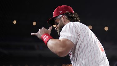 Bryce Harper, de los Filis de Filadelfia, festeja la victoria de su equipo ante los Azulejos de Toronto, el martes 7 de mayo de 2024 (AP Foto/Matt Slocum)