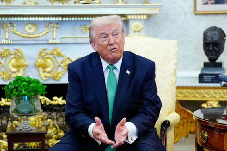 El presidente Donald Trump habla durante una reunión con el primer ministro irlandés Micheál Martin en el Despacho Oval de la Casa Blanca, el 17 de marzo de 2026, en Washington. (Foto AP/Alex Brandon)