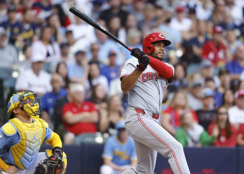 El dominicano Jeimer Candelario observa la pelota al conectar un doble ante los Cerveceros de Milwaukee, el viernes 14 de junio de 2024 (AP Foto/Jeffrey Phelps)