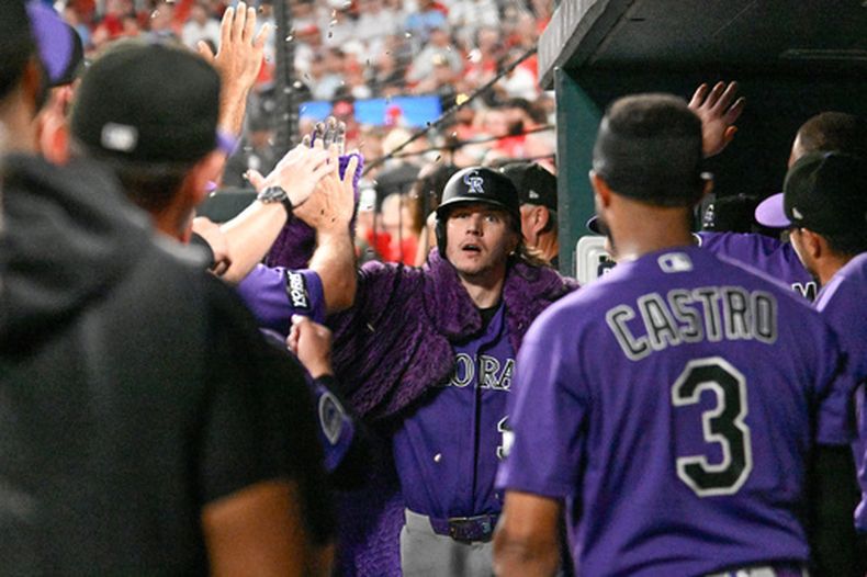 Jake McCarthy, de los Rockies de Colorado, festeja en la cueva luego de pegar un cuadrangular ante los Cardenales de San Luis, en el sexto inning del juego del sábado 8 de agosto de 2026 (AP Foto/Lexie Knight)