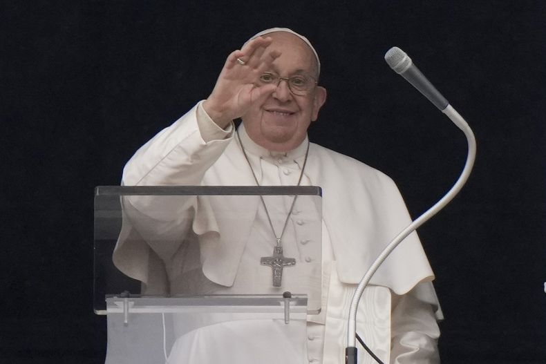 El papa Francisco bendice a los fieles desde su estudio que da a la Plaza de San Pedro, el domingo 7 de enero de 2024, en el Vaticano. (AP Foto/Andrew Medichini)