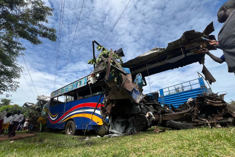 Un autobús que se vio implicado en una colisión en la autopista con decenas de muertos se ve cerca de Gulu, en Uganda, el miércoles 22 de octubre de 2025. (AP Foto/ Hakiim Wampamba)