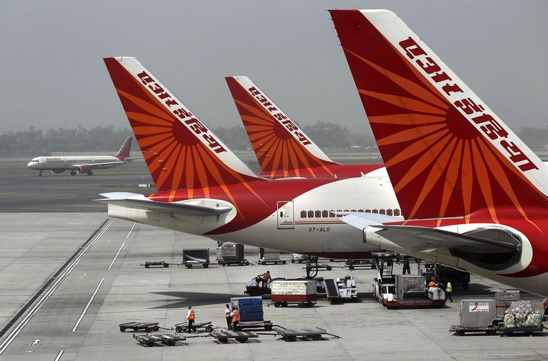 Aviones de Air India en el Aeropuerto Internacinal Indira Gandhi, en Nueva Delhi, India, el 29 de abril de 2011. (AP Foto/Kevin Frayer, Archivo)