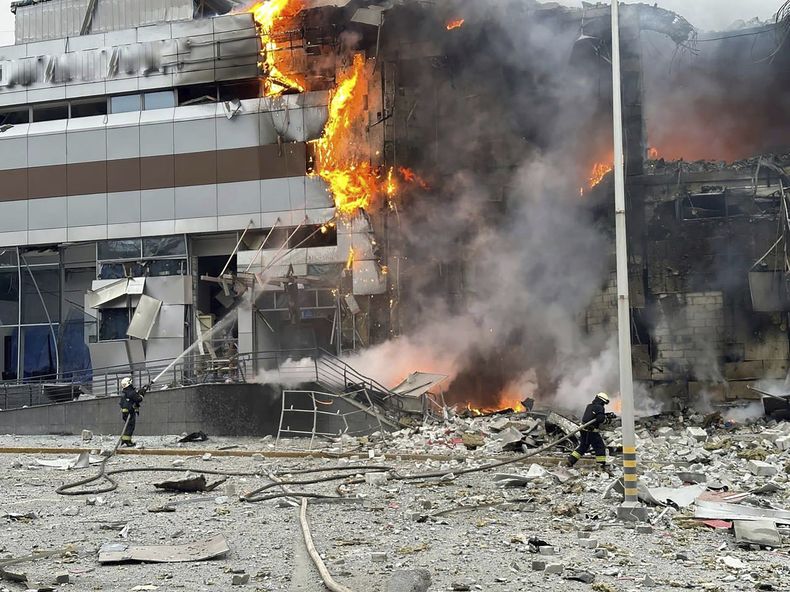 En esta imagen, distribuida por el Servicio de Emergencias de Ucrania, bomberos trabajan para sofocar un incendio en un edificio dañado por un ataque ruso, en Kiev, Ucrania, el 29 de diciembre de 2023. (Servicio de Emergencias de Ucrania vía AP)