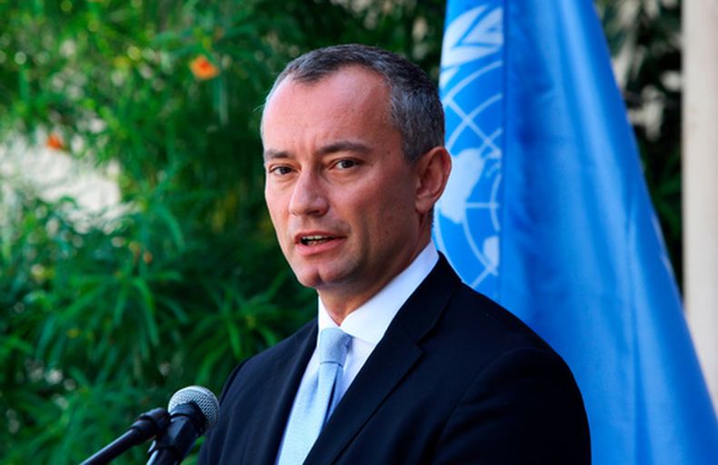 ARCHIVO - Nickolay Mladenov, coordinador especial de Naciones Unidas para el Proceso de Paz en Oriente Medio (UNSCO, por sus siglas en inglés), asiste a una conferencia de prensa en las oficinas de la UNSCO en Ciudad de Gaza, el lunes 25 de septiembre de 2017. (Foto AP/Adel Hana, archivo)