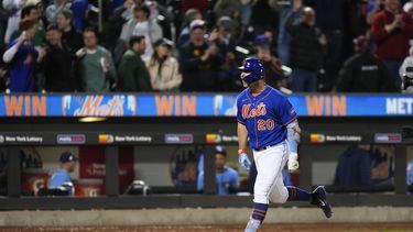 Pete Alonso, de los Mets de Nueva York, festeja tras conectar un jonrón ante los Rays de Tampa Bay, en el juego del miércoles 17 de mayo de 2023 (AP Foto/Frank Franklin II)