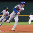 Carson Benge y Marcus Semien (10) de los Mets de Nueva York avanzan para anotar carreras ante los Rangers de Texas, el martes 22 de septiembre de 2026, en Arlington, Texas. (AP Foto/Tony Gutiérrez)