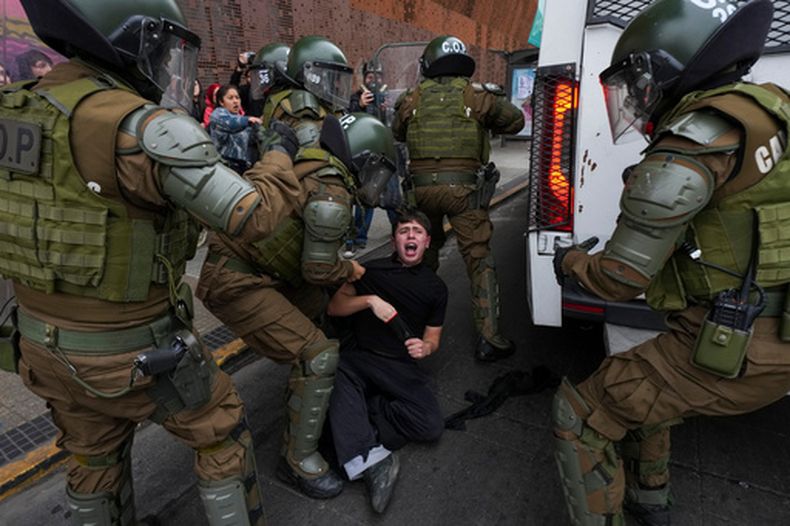 La policía detiene a un estudiante durante una manifestación contra la propuesta del gobierno de recortar el presupuesto de educación, en Santiago de Chile, el miércoles 3 de junio de 2026. (Foto AP/Esteban Félix)