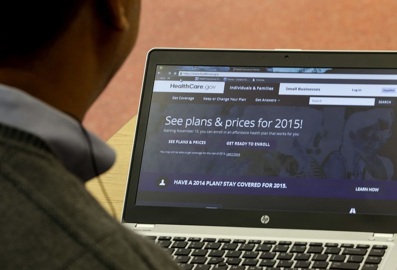Un consumidor estudia los planes para el seguro de salud con vigencia en 2015 cuyas primas se dieron a conocer el viernes 14 de noviembre de 2014. (Foto de AP/David J. Phillip