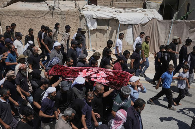 ARCHIVO - Dolientes cargan el cuerpo del activista palestino Awdah Al Hathaleen, asesinado por un colono israelí, según autoridades de salud palestinas, durante su funeral en el poblado beduino de Umm al-Khair, Cisjordania, el 7 de agosto de 2025. (AP Foto/Mahmoud Illean, Archivo)