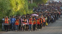 Migrantes salen de Tapachula, México, con la esperanza de llegar a la frontera norte del país y finalmente a Estados Unidos, el martes 5 de noviembre de 2024. (AP Foto/Moises Castillo)