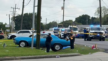 Policías en el lugar en donde varias personas resultaron heridas cuando un vehículo atropelló a varios asistentes en un desfile por el Año Nuevo Lao, el sábado 4 de abril de 2026, en Broussard, Luisiana. (WBRZ via AP)