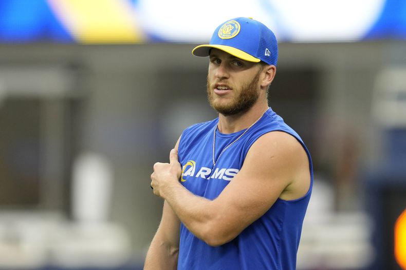 El receptor de los Rams de Los Ángeles Cooper Kupp calienta antes del duelo ante los 49ers de San Francisco como reserva por lesión el 17 de septiembre del 2023. (AP Foto/Ashley Landis)