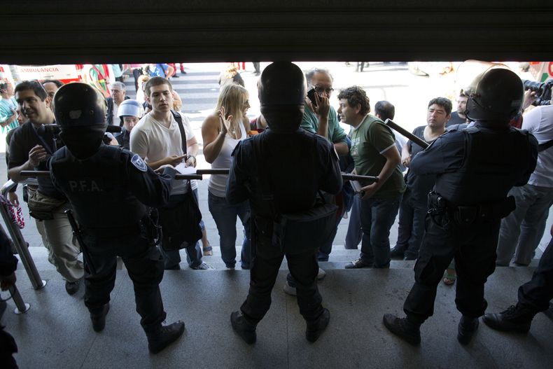 La polic&iacute;a impide el ingreso a usuarios en la estaci&oacute;n del barrio bonaerense de Once, donde un tren escenific&oacute; una colisi&oacute;n en el and&eacute;n en Buenos Aires, Argentina, el s&aacute;bado 19 de octubre de 2013. No hubo muertos
