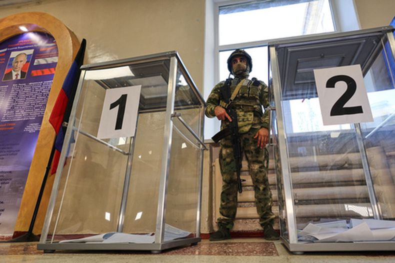 Dos urnas, en un centro de votación durante las elecciones parlamentarias en la zona controlada por Rusia de la provincia ucraniana de Donetsk, el 18 de septiembre de 2026. (AP Foto)