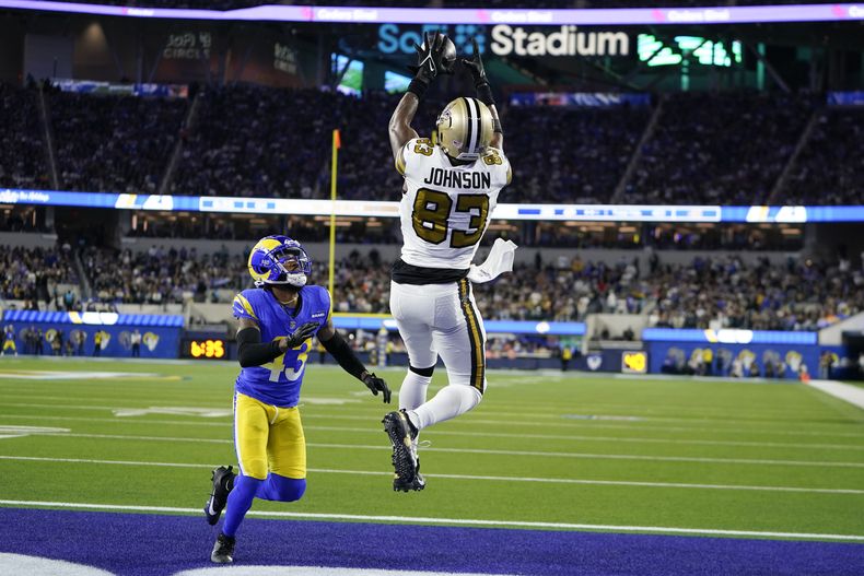 Juwan Johnson, tight end de los Saints de Nueva Orleáns, atrapa un pase de anotación en el encuentro ante los Rams de Los Ángeles, el jueves 21 de diciembre de 2023 (AP Foto/Ryan Sun)