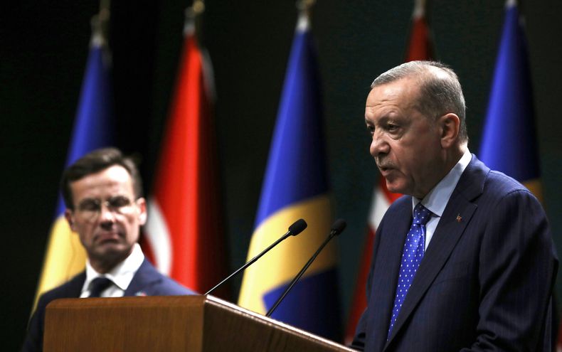 El presidente turco Recep Tayyip Erdogan (d) y el primer ministro sueco Ulf Kristersson en Ankara, Turquía, el 8 de noviembre de 2022. (Foto AP /Burhan Ozbilici)