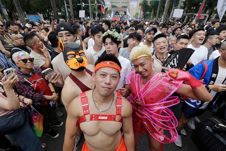 Participantes del desfile de orgullo gay en Taipéi, Taiwán, el 31 de octubre del 2026. (AP foto/Chiang Ying-ying)