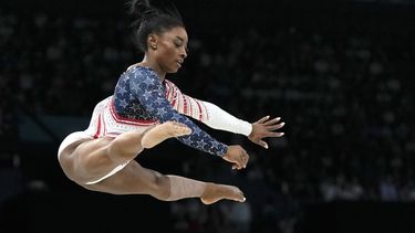 La estadounidense Simone Biles realiza su rutina en la viga de equilibrio en los Juegos Olímpicos de París, el martes 30 de julio de 2024 (AP Foto/Francisco Seco)