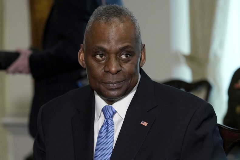 El secretario de Defensa Lloyd Austin asiste a una reunión con el secretario general de la OTAN, Jens Stoltenberg, en el Pentágono, en Washington, el lunes 29 de enero de 2024. (AP Foto/Susan Walsh)