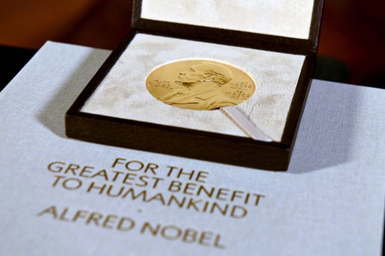 ARCHIVO - Un diploma y una medalla del Nobel, fotografiados el 8 de diciembre de 2020, durante una ceremonia en Nueva York. (Angela Weiss/Pool Foto vía AP, archivo)