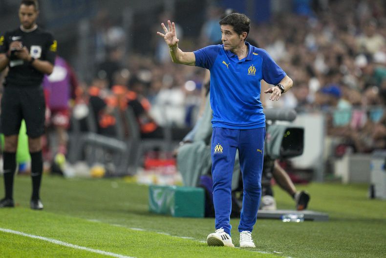El técnico del Olympique de Marsella, Marcelino García Toral, durante un partido de la liga francesa contra Brest, el sábado 26 de agosto de 2023, en Marsella. (AP Foto/Daniel Cole)