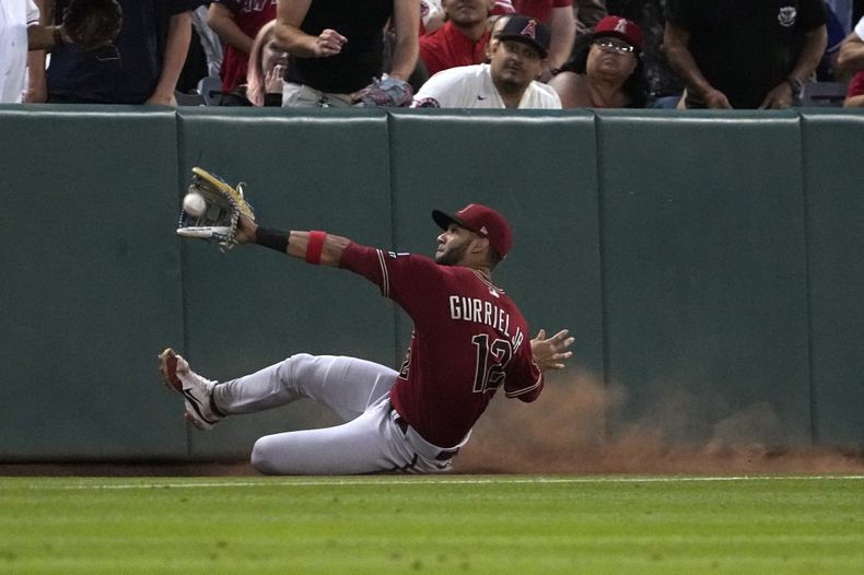 El cubano Lourdes Gurriel Jr., de los Diamondbacks de Arizona,l atrapa una pelota de fául de Matt Thaiss, de los Ángelinos de Los Ángeles, en la cuarta entrada del encuentro en Anaheim, California, el 1 de julio de 2023. (AP Foto/Mark J. Terrill)