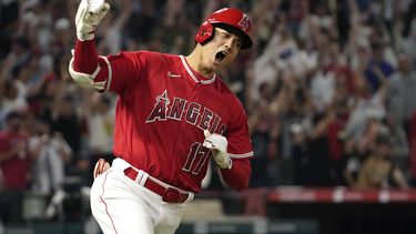 Shohei Ohtani, de los Angelinos de Los Ángeles, celebra tras sacudir un jonrón de dos carreras en el séptimo inning del juego de la MLB que enfrentó a su equipo con los Yanquis de Nueva York, el 17 de julio de 2023, en Anaheim, California. (AP Foto/Mark J. Terrill)