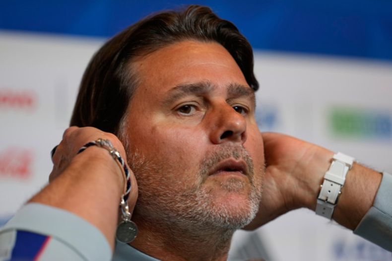 El argentino Mauricio Pochettino, técnico de Estados Unidos, comparece en una conferencia de prensa el martes 30 de junio de 2026 en Santa Clara, California (AP Foto/Eugene Hoshiko)