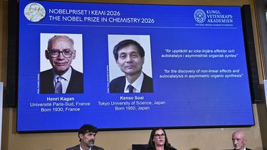 Las fotos de Henri Kagan y Kenso Soai, en una pantalla, tras anunciar su Nobel de Química, en la Real Academia de las Ciencias de Suecia, en Estocolmo, Suecia, el 7 de octubre de 2026. (Fredrik Sandberg/TT News Agency via AP)