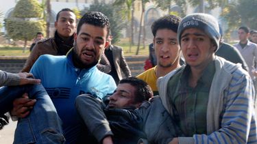 americateve | Un grupo de egipcios trata de salvar la vida de un estudiante de la Universidad al-Azhar gravemente herido por los enfrentamientos frente a la universidad en El Cairo, Egipto, el domingo 29 de diciembre de 2013. La universidad ha sido escenario de protest