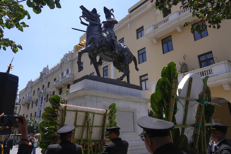 Una guardia de honor llega con coronas de flores ceremoniales durante la inauguración de una estatua de bronce del conquistador español Francisco Pizarro, retirada hace 22 años de la plaza principal, en Lima, Perú, el sábado 18 de enero de 2025, en medio de las celebraciones por el 490 aniversario de la ciudad. (Foto AP/Martín Mejía)