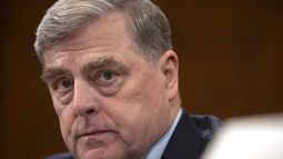 ARCHIVO - El general retirado Mark Milley, expresidente del Estado Mayor, comparece ante el Comité de Asuntos Exteriores de la Cámara de Representantes para hablar sobre la retirada estadounidense de Afganistán, en el Capitolio el martes 19 de marzo de 2024 en Washington. (AP Foto/Mark Schiefelbein, Archivo)