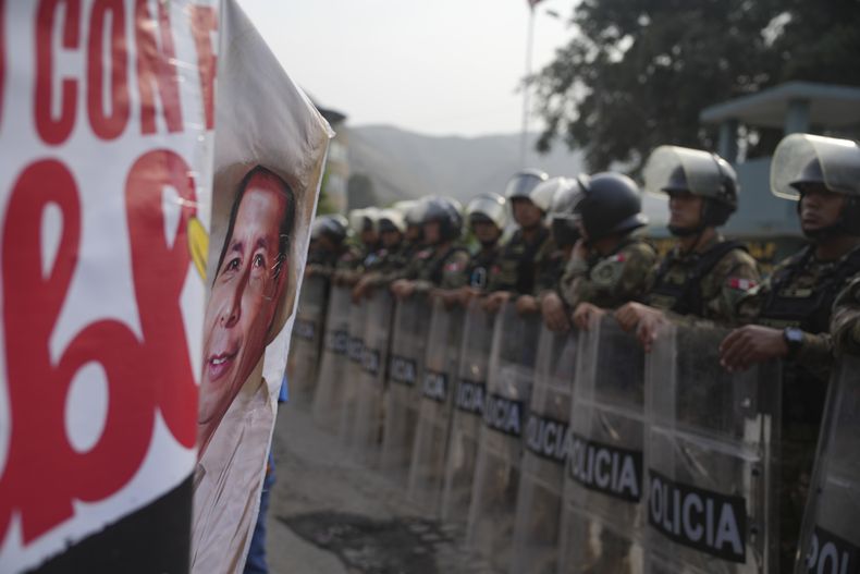 Una pancarta con la imagen del expresidente peruano Pedro Castillo, en prisión provisional, en una convocatoria de sus simpatizantes fuera de una sede policial donde tiene lugar su juicio por rebelión a las afueras de Lima, Perú, el martes 4 de marzo de 2025. (AP Foto/Guadalupe Pardo)