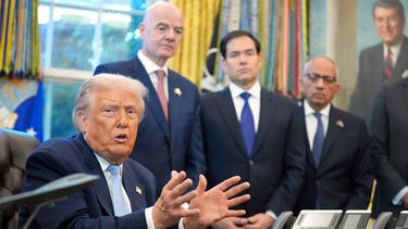 ARCHIVO - El presidente de Estados Unidos, Donald Trump, responde a preguntas de reporteros durante una reunión con un equipo de trabajo de la Casa Blanca para el Mundial 2026 de la FIFA, en la Oficina Oval de la Casa Blanca, Wahsington, el 17 de noviembre de 2025. De izquierda a derecha, el presidente de la FIFA, Gianni Infantino; el secretario de Estado de Estados Unidos, Marco Rubio, y el asesor de la FIFA Carlos Cordeiro escuchan a Trump. (AP Foto/Evan Vucci, archivo)
