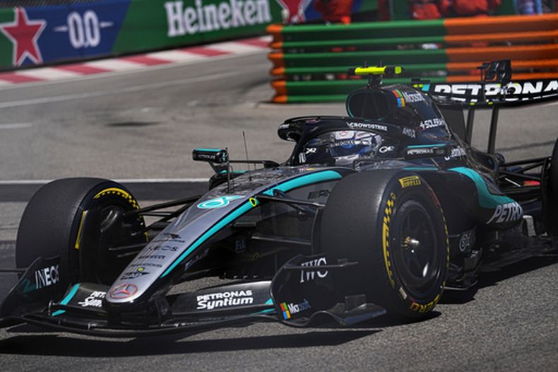 Andrea Kimi Antonelli al volante de su Mercedes durante la primera práctica del Gran Premio de Mónaco, el viernes 5 de junio de 2026. (AP Foto/Fatima Shbair)